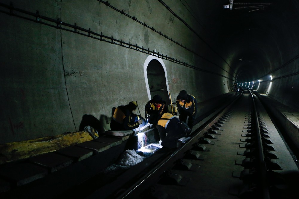 西峰铁路运营隧道病害现状